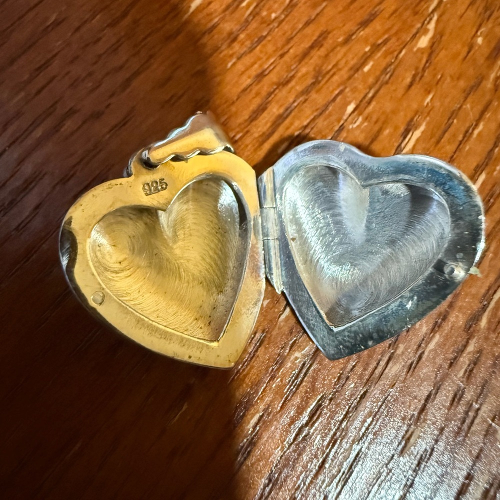 Locket - Picture 4 of 5